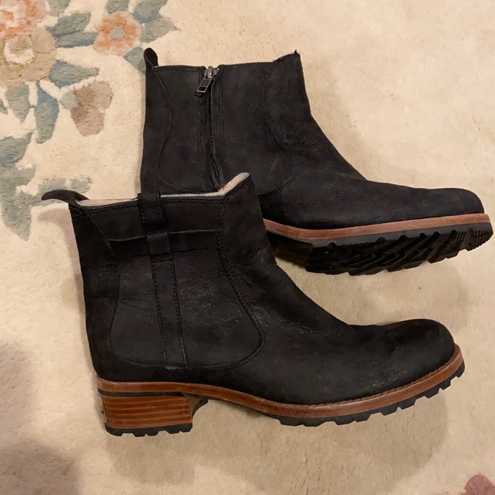 I’m ready cold and snow! ❄️ like new UGG Australia black size 9 SMOKE FREE HOME